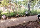 Babinsa dan Perangkat Desa Cibogogirang Gotong Royong Bersihkan Jalan
