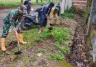 Babinsa Karoya Bersama Warga Bersihkan Parit dan Bahu Jalan